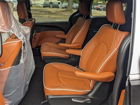 New 2026 Chrysler Pacifica Pinnacle image 10