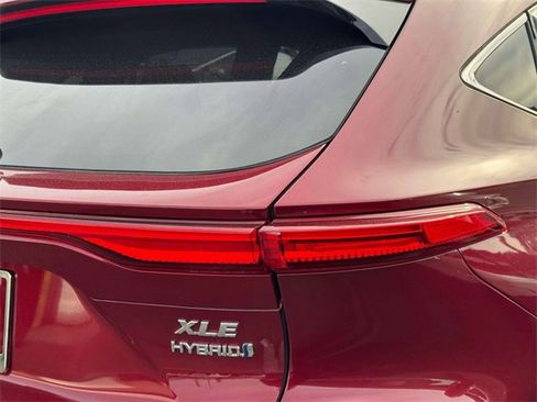 Used 2022 Toyota Venza XLE image 11