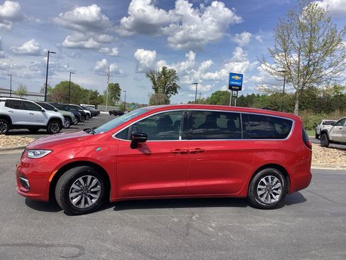 Used 2024 Chrysler Pacifica Select image 6