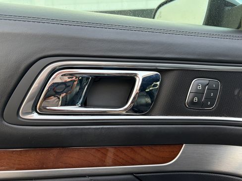 Used 2019 Ford Explorer Platinum AWD/4WD image 8