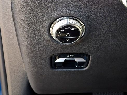 Used 2025 Mercedes-Benz GLC 300 4MATIC image 24