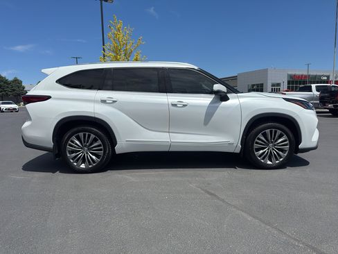 Used 2022 Toyota Highlander Platinum AWD/4WD image 2