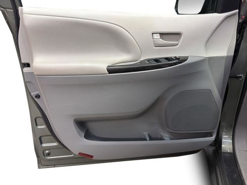 Used 2014 Toyota Sienna LE image 13