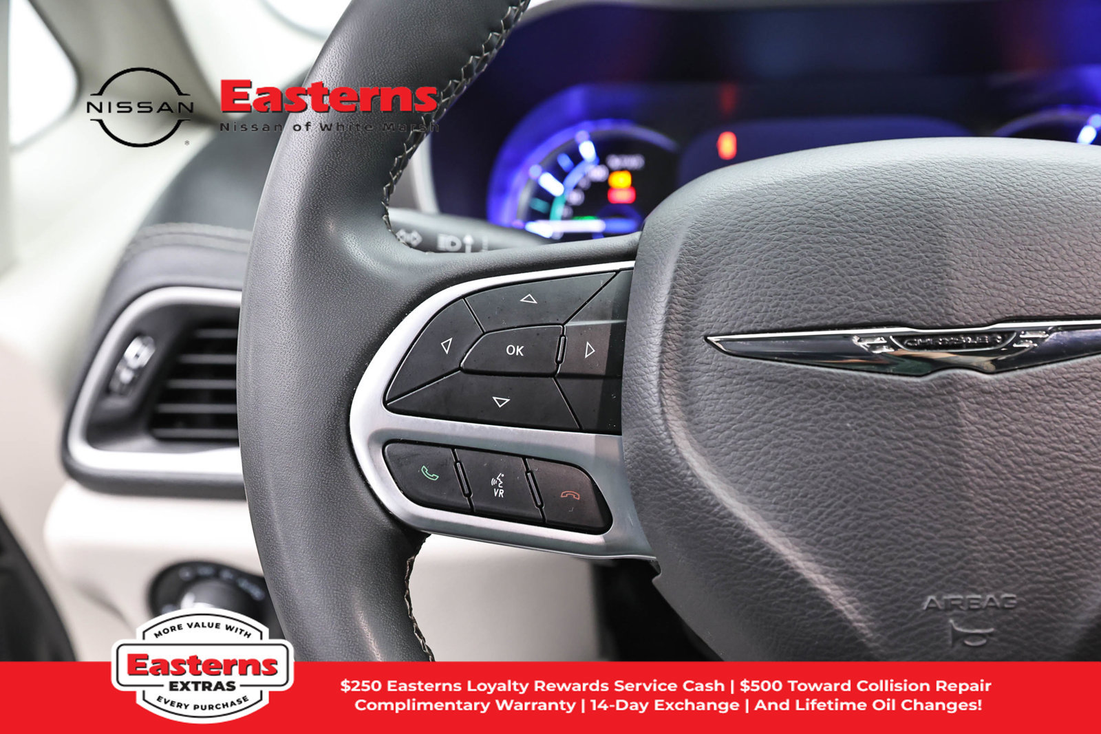 Used 2023 Chrysler Pacifica Touring-L FWD image 15