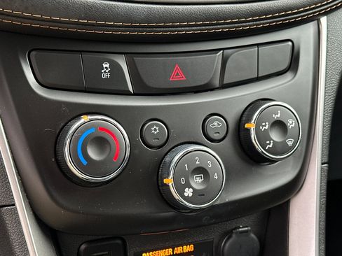 Used 2022 Chevrolet Trax LT w/ LT Convenience Package image 26