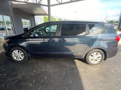 Used 2017 Kia Sedona LX w/ LX Essentials Premium Package FWD image 2