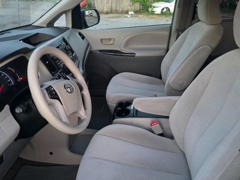 Used 2014 Toyota Sienna LE FWD image 13