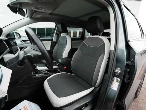 Used 2025 Volkswagen Taos SE w/ Panoramic Sunroof Package AWD/4WD image 31