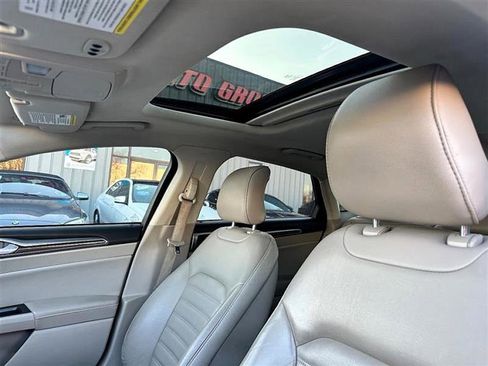 Used 2017 Ford Fusion SE w/ Fusion SE Technology Package image 23