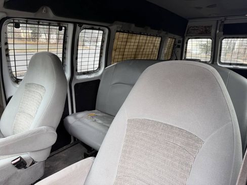 Used 2010 Ford E-350 and Econoline 350 XLT RWD image 19