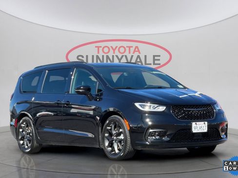 Used 2025 Chrysler Pacifica Limited image 10