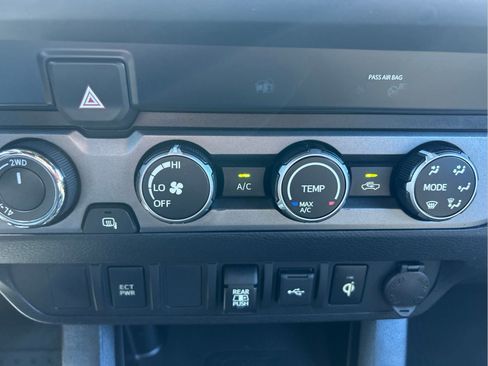Used 2020 Toyota Tacoma TRD Off-Road AWD/4WD image 31