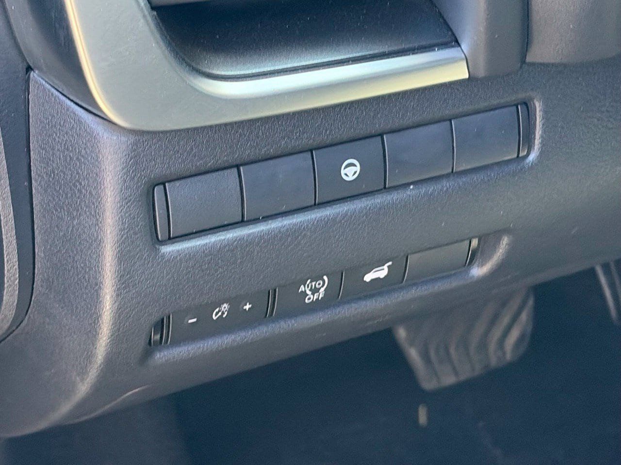 Used 2025 Nissan Rogue SV FWD image 6