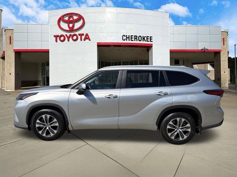 Used 2023 Toyota Highlander XLE image 8