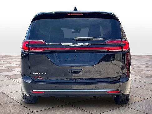 Used 2024 Chrysler Pacifica Touring-L FWD image 4