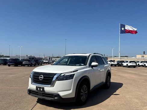 Used 2025 Nissan Pathfinder SV w/ SV Premium Package AWD/4WD image 8