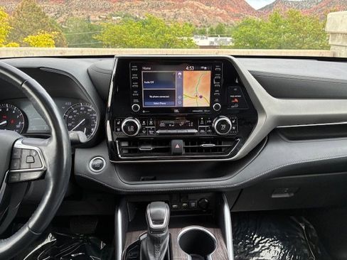 Used 2021 Toyota Highlander Limited image 14