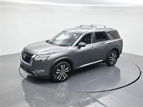 Used 2024 Nissan Pathfinder Platinum image 37