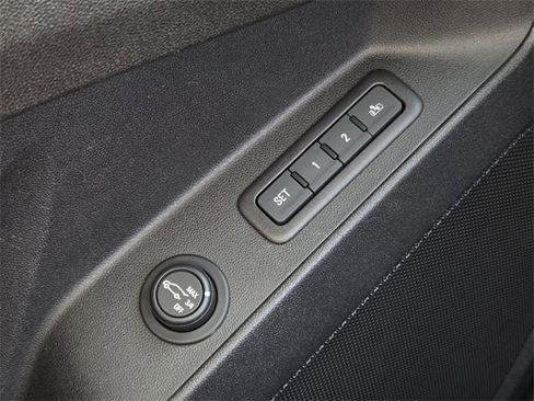 Used 2018 Chevrolet Equinox Premier image 38