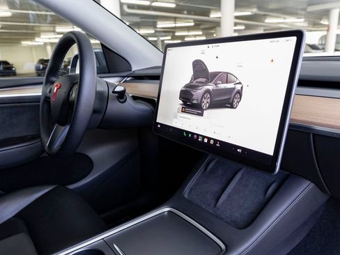 Used 2023 Tesla Model Y Long Range AWD/4WD image 28