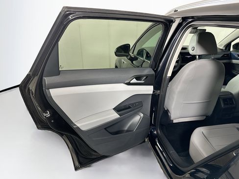 Used 2023 Volkswagen Taos SE w/ Panoramic Sunroof Package FWD image 25