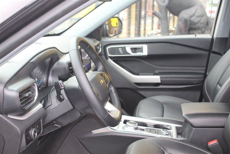 Used 2023 Ford Explorer XLT w/ Equipment Group 202A AWD/4WD image 18