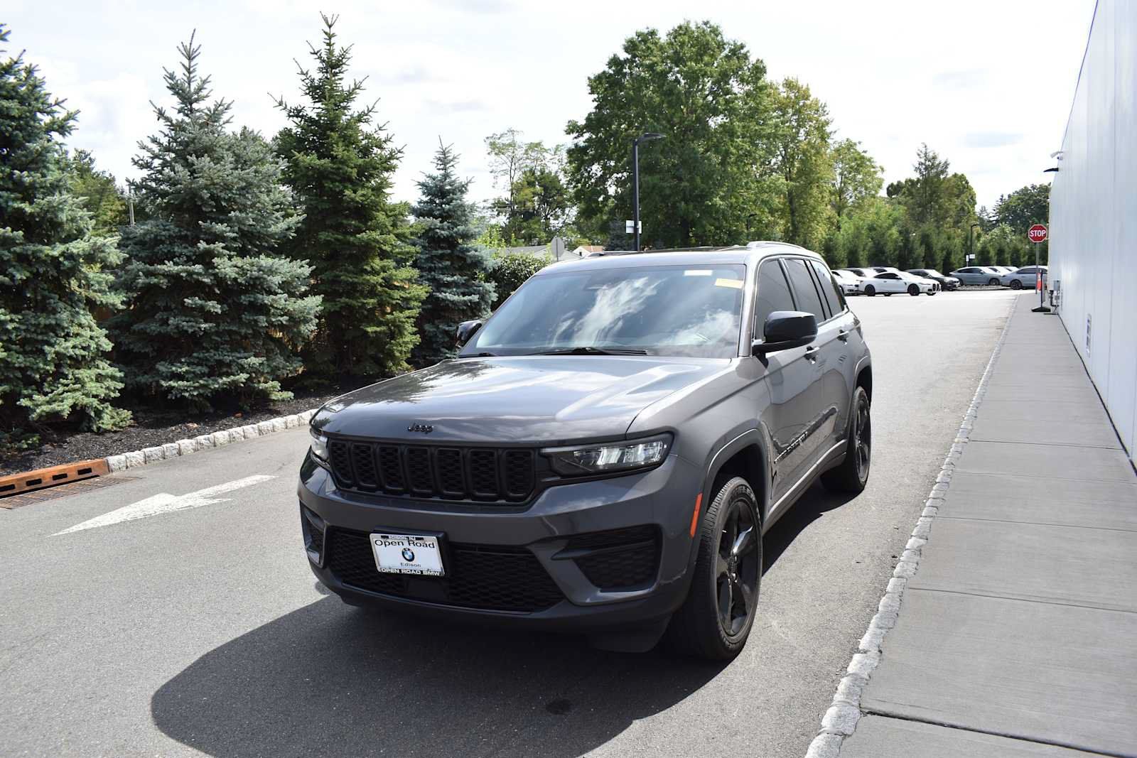 Used 2023 Jeep Grand Cherokee Altitude AWD/4WD image 3