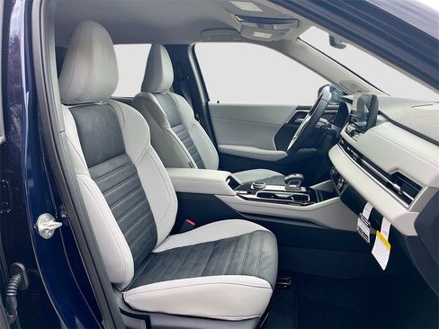New 2025 Mitsubishi Outlander SE image 28