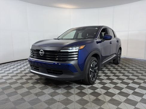 Used 2025 Nissan Kicks SV AWD/4WD image 2