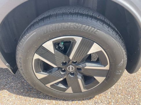 Used 2025 Nissan Kicks SV AWD/4WD image 17