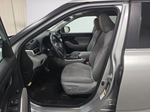 Used 2024 Toyota Highlander LE image 2