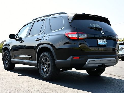 Used 2024 Honda Pilot TrailSport image 5