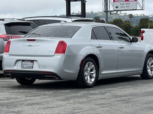 Used 2019 Chrysler 300 Touring RWD image 4