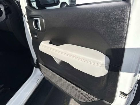 Used 2021 Jeep Wrangler Unlimited Sahara image 35