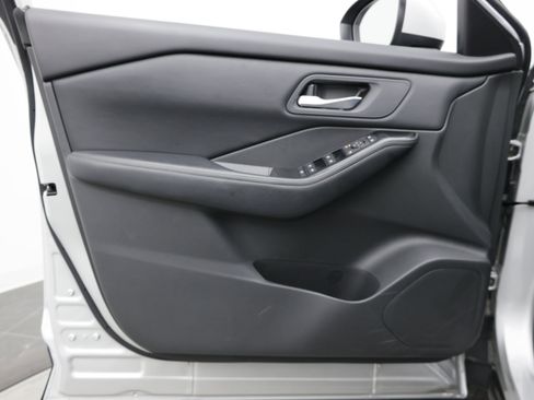 Used 2025 Nissan Rogue SV AWD/4WD image 16