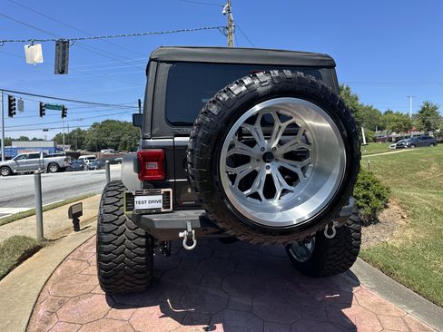 Used 2018 Jeep Wrangler Unlimited Sahara AWD/4WD image 8