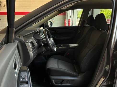 Used 2025 Nissan Rogue SV FWD image 10