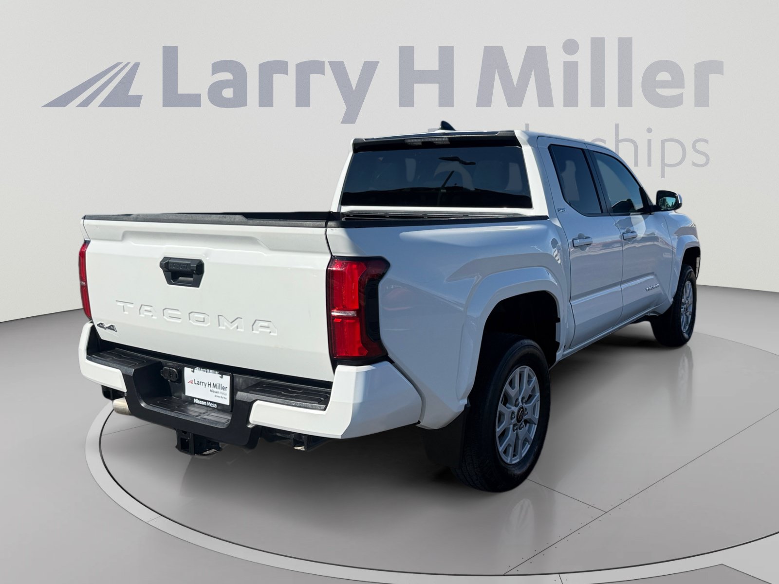 Used 2024 Toyota Tacoma SR5 AWD/4WD image 5