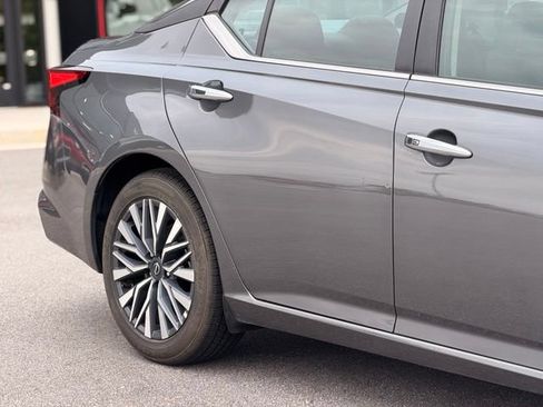 Used 2025 Nissan Altima 2.5 SV FWD image 5
