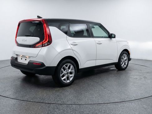 Used 2025 Kia Soul LX w/ LX Technology Package FWD image 9