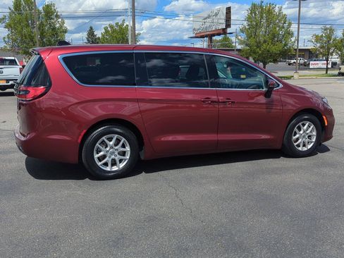 Used 2023 Chrysler Pacifica Touring-L FWD image 7