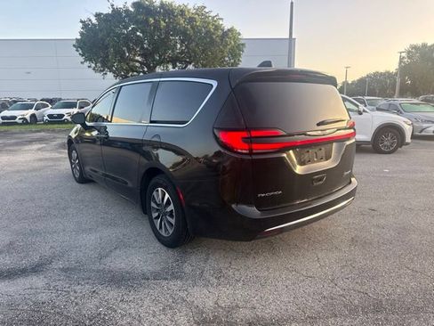 Used 2022 Chrysler Pacifica Touring-L w/ Uconnect Theater Family Group FWD image 3
