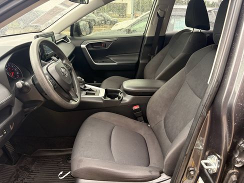 Used 2019 Toyota RAV4 LE FWD image 10