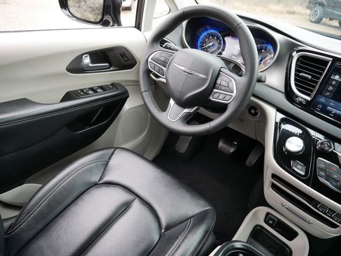 Certified 2024 Chrysler Pacifica Touring-L image 9