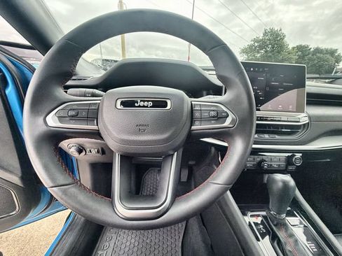 Used 2025 Jeep Compass Trailhawk AWD/4WD image 11