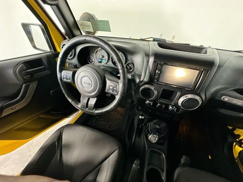 Used 2016 Jeep Wrangler Sport w/ Connectivity Group AWD/4WD image 9
