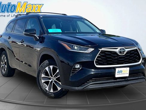 Used 2021 Toyota Highlander XLE AWD/4WD image 3
