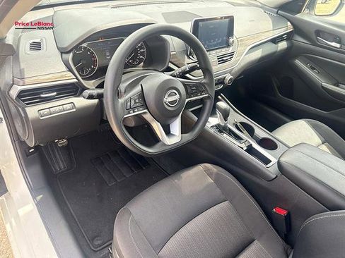 Used 2025 Nissan Altima 2.5 SV FWD image 17