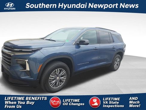 Used 2024 Chevrolet Traverse LT w/ Trailering Package image 1