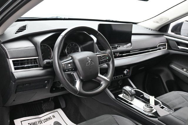 Used 2025 Mitsubishi Outlander SE FWD image 15